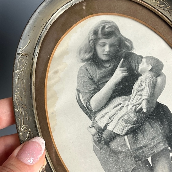 Vintage 40's Oval Round Frame with Creepy Girl with Doll Photo - Picture 10 of 11